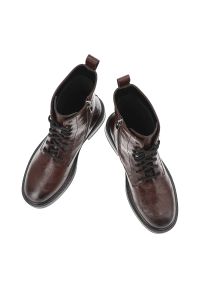 Brązowe Botki Maciejka Stylowe Skórzane Buty Damskie. Okazja: na co dzień. Kolor: brązowy. Materiał: skóra. Szerokość cholewki: normalna. Wzór: aplikacja, napisy. Styl: elegancki #3
