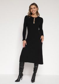 Born2be - Czarna Dopasowana Sukienka z Prążkowanej Dzianiny z Wiskozą z Aplikacjami Tusmana. Kolor: czarny. Materiał: prążkowany, wiskoza, dzianina. Wzór: aplikacja. Styl: elegancki #1