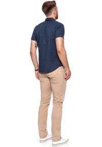 Wrangler - KOSZULA MĘSKA KRÓTKI RĘKAW WRANGLER SS 1 PKT SHIRT NAVY W5860LO35 112129506. Typ kołnierza: kołnierzyk klasyczny. Materiał: len, tkanina. Długość rękawa: krótki rękaw. Długość: krótkie. Wzór: gładki. Styl: klasyczny #4
