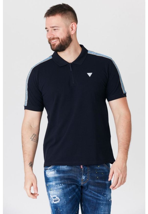 Guess - GUESS Granatowa męska koszulka polo z lampasami, Rozmiar S. Typ kołnierza: polo. Kolor: niebieski. Materiał: prążkowany. Długość rękawa: krótki rękaw. Wzór: aplikacja