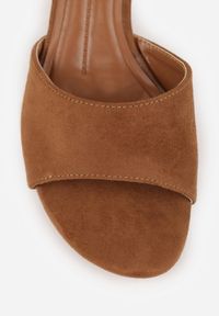 Renee - Brązowe Klapki VICES na Obcasie Typu Kaczuszka z Imitacji Drewna Sacredgem. Okazja: do pracy. Kolor: brązowy. Materiał: jeans. Obcas: na obcasie. Wysokość obcasa: średni #5