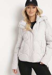 Born2be - Biała Pikowana Kurtka o Pudełkowym Kroju z Kapturem i Ściągaczami Selizola. Okazja: na spacer. Typ kołnierza: kaptur. Kolor: biały. Materiał: skóra, jeans. Styl: sportowy #1