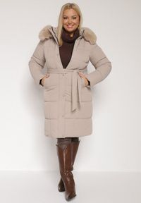 Born2be - Beżowa Pikowana Kurtka z Kapturem z Futrem i Wiązanym Paskiem Mevinatia. Okazja: na co dzień. Typ kołnierza: kaptur. Kolekcja: plus size. Kolor: beżowy. Materiał: futro. Styl: klasyczny, casual #1