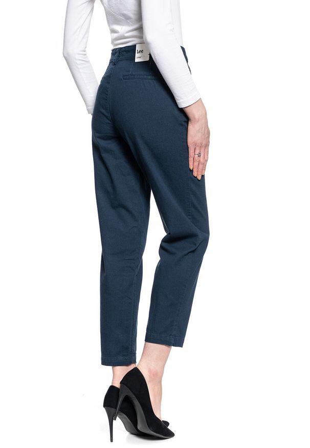 Lee - LEE CHINO DAMSKIE SPODNIE MATERIAŁOWE L32CQSRZ 112107351. Materiał: materiał