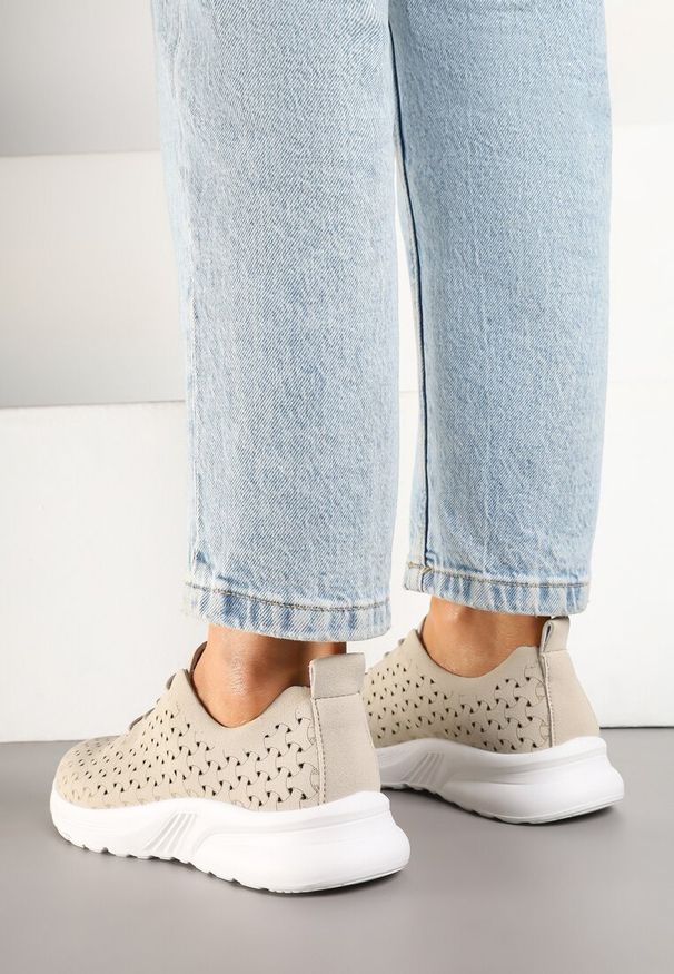Renee - Beżowe Sneakersy Ozdobione Ażurowym Wzorem Sareldi. Okazja: na co dzień. Kolor: beżowy. Materiał: jeans. Wzór: aplikacja, ażurowy