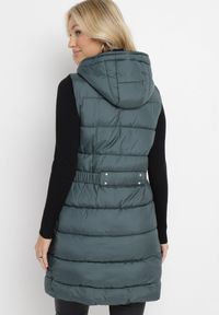 Born2be - Ciemnozielona Długa Kamizelka Dwustronna Zapinana na Suwak z Pikowaniem i Troczkiem w Pasie Heddemia. Kolor: zielony. Długość: długie. Wzór: gładki #4