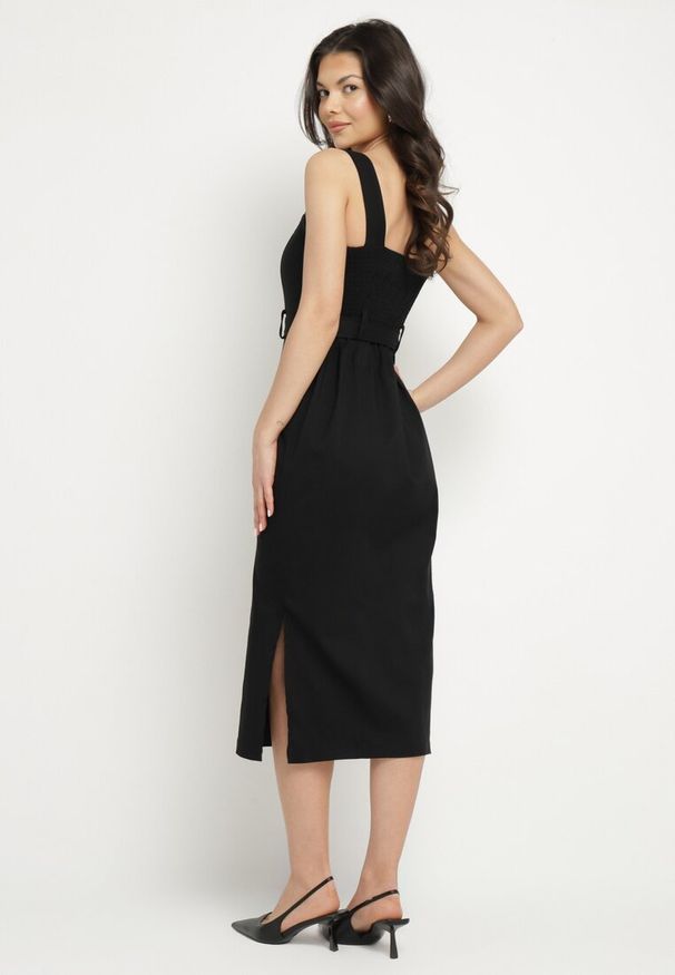 Born2be - Czarna Dopasowana Sukienka z Wiskozą z Rozcięciami i Paskiem z Klamrą Mepelle. Okazja: na co dzień. Typ kołnierza: dekolt kwadratowy. Kolor: czarny. Materiał: wiskoza. Typ sukienki: dopasowane. Styl: casual, elegancki, klasyczny