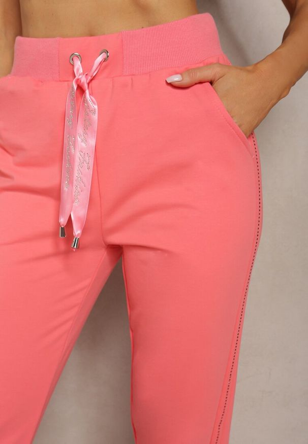Renee - Różowe Dresowe Spodnie High Waist z Błyszczącym Sznurkiem w Pasie Darciasa. Okazja: na co dzień. Stan: podwyższony. Kolor: różowy. Materiał: dresówka. Styl: casual