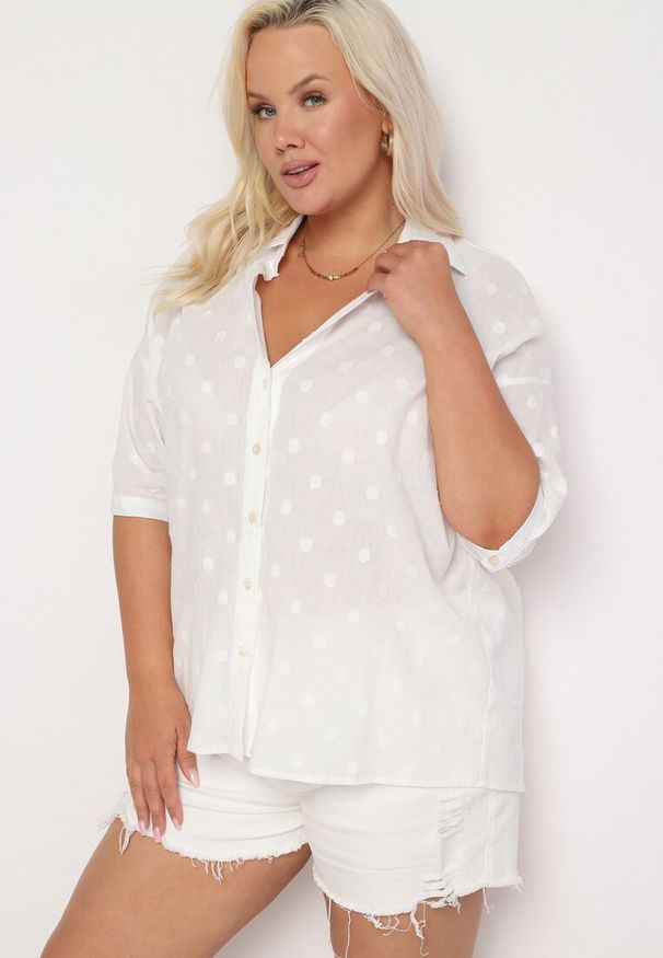 Born2be - Biała Bawełniana Koszula z Krótkim Rękawem w Ozdobne Kropki Tinasenna. Okazja: na spotkanie biznesowe, do pracy. Typ kołnierza: dekolt w kształcie V, kołnierzyk klasyczny. Kolekcja: plus size. Kolor: biały. Długość: krótkie. Wzór: kropki. Materiał: bawełna. Długość rękawa: krótki rękaw. Styl: biznesowy, elegancki, klasyczny