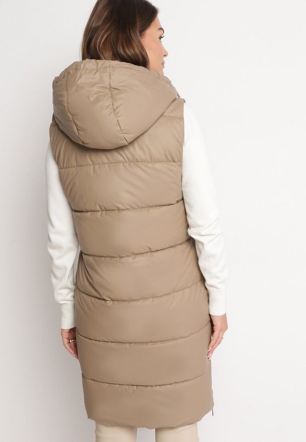 Born2be - Beżowa Kamizelka Pikowana o Długim Fasonie z Kapturem Prassa. Typ kołnierza: kaptur. Kolor: brązowy. Długość: długie