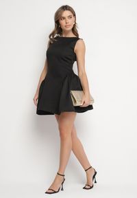 Born2be - Czarna Taliowana Sukienka z Odkrytymi Plecami Florreti. Typ kołnierza: dekolt na plecach. Kolor: czarny. Typ sukienki: dopasowane #7