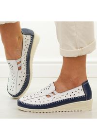 Białe przewiewne skórzane półbuty damskie na koturnie T.Sokolski W26-275. Zapięcie: bez zapięcia. Kolor: biały. Materiał: skóra. Szerokość cholewki: normalna. Wzór: ażurowy. Sezon: wiosna, jesień, lato. Obcas: na koturnie. Styl: klasyczny #1