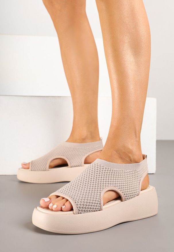 Renee - Beżowe Sandały na Platformie z Elastyczną Cholewką Nilitea. Okazja: na co dzień. Kolor: beżowy. Sezon: lato. Obcas: na platformie. Styl: casual. Wysokość obcasa: średni