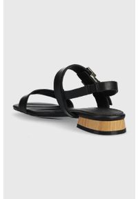 TOMMY HILFIGER - Tommy Hilfiger sandały skórzane HARDWARE FLAT SANDAL damskie kolor czarny FW0FW07094. Kolor: czarny. Materiał: skóra. Wzór: gładki #4