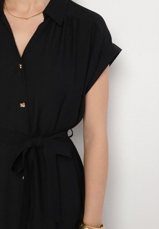Born2be - Czarna Wiskozowa Sukienka Koszulowa z Paskiem Rinaruna. Okazja: na co dzień. Kolor: czarny. Materiał: wiskoza. Typ sukienki: koszulowe. Styl: elegancki, casual