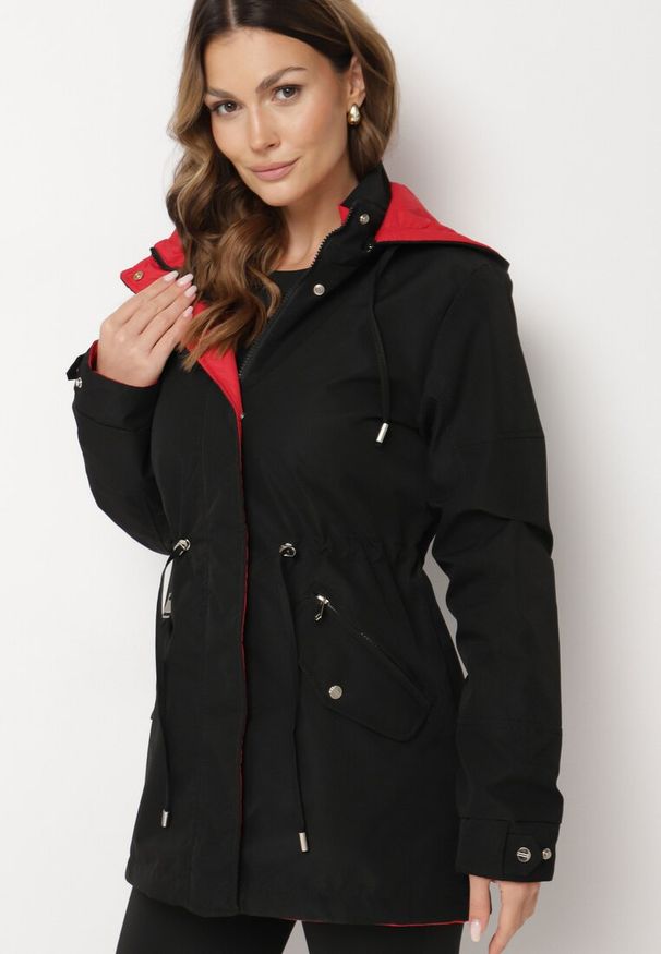 Born2be - Czarno-Czerwona Dwustronna Kurtka Parka z Odpinanym Kapturem Ściągana Sznurkiem Camaria. Okazja: na spacer. Kolor: czarny. Materiał: jeans