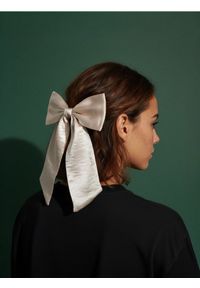 Sinsay - Spinka do włosów z kokardą - kremowy. Kolor: kremowy #1