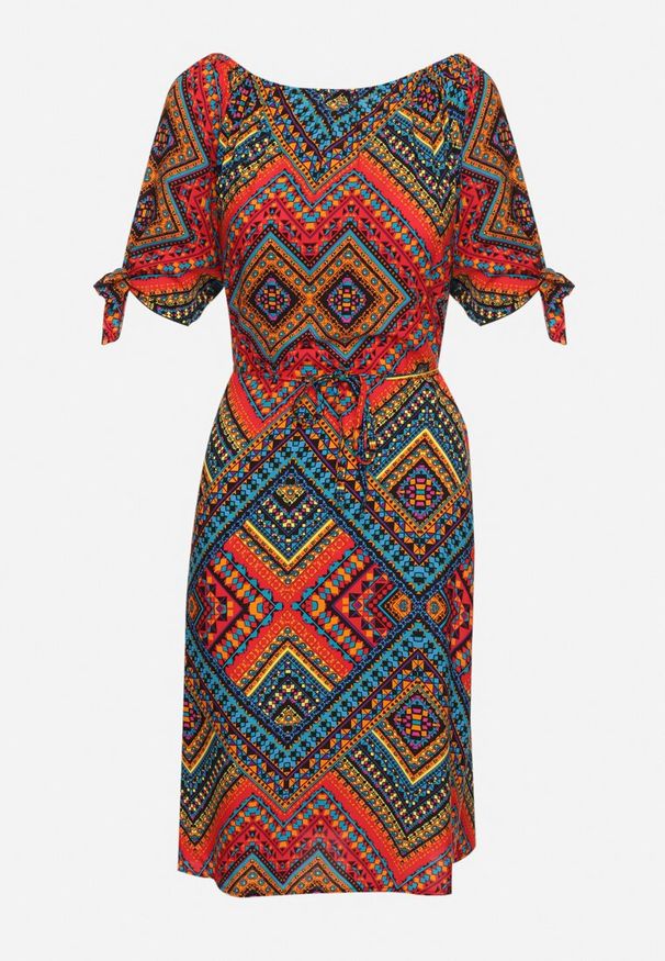 Born2be - Czerwona Bawełniana Sukienka w Etno Wzór z Wiązanym Paskiem w Talii Tosmera. Okazja: na co dzień. Kolor: czerwony. Materiał: bawełna. Styl: etno