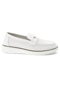 Mokasyny damskie Vinceza, cholewka ze skóry naturalnej licowej z perforacją wsuwany fason z ozdobnym paskiem zabudowany przód na lekkiej podeszwie, b. Zapięcie: pasek. Kolor: biały. Materiał: skóra. Szerokość cholewki: normalna #2