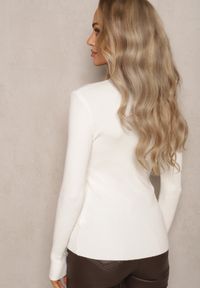 Renee - Biały Prążkowany Sweter z Bawełną i Guzikami Mirisia. Okazja: na co dzień, na spotkanie biznesowe, do pracy. Typ kołnierza: dekolt w kształcie V. Kolor: biały. Materiał: bawełna, prążkowany. Styl: biznesowy, casual, elegancki #2