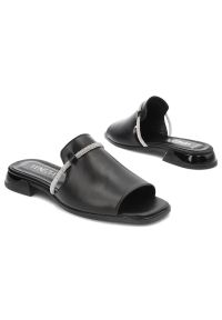 Czarne Klapki Venezia Eleganckie Skórzane Buty. Kolor: czarny. Materiał: skóra. Wzór: gładki. Obcas: na obcasie. Styl: elegancki. Wysokość obcasa: niski #6