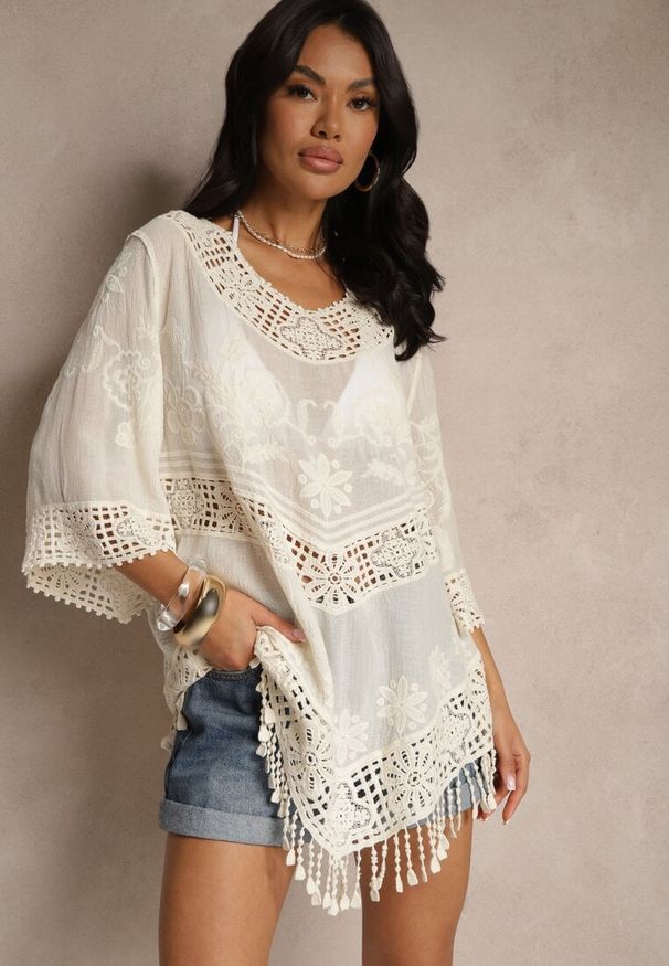Renee - Jasnobeżowa Bluzka Boho z Bawełny o Kroju Oversize Zdobiona Haftem i Koronką Mailenai. Okazja: na co dzień. Typ kołnierza: dekolt w serek. Kolor: beżowy. Materiał: bawełna, koronka. Długość rękawa: krótki rękaw. Długość: krótkie. Wzór: aplikacja, haft, koronka. Styl: boho