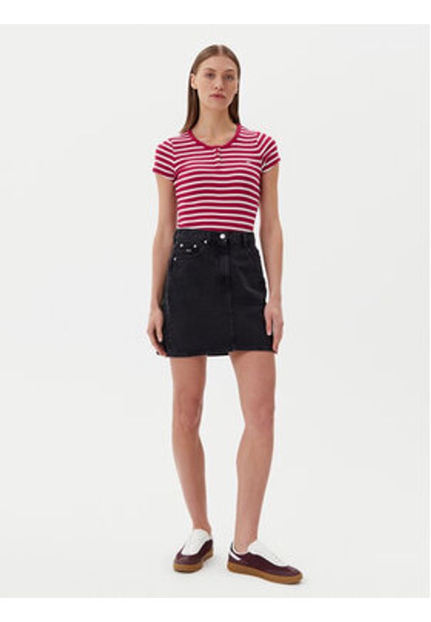 Tommy Jeans Spódnica jeansowa DW0DW21275 Czarny Mom Fit. Kolor: czarny. Materiał: bawełna