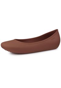 Balerina damskie na basen Crocs BROOKLYN FLAT SPICE. Kolor: brązowy