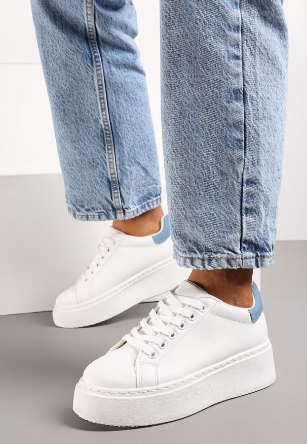 Renee - Biało-Niebieskie Sneakersy na Modnej Platformie Broida. Nosek buta: okrągły. Zapięcie: sznurówki. Kolor: biały. Materiał: materiał. Obcas: na platformie. Wysokość obcasa: niski
