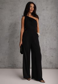 Renee - Czarny Koktajlowy Kombinezon Asymetryczny o Kroju na Jedno Ramię z Klamrą Hurinex. Kolor: czarny. Materiał: materiał. Długość rękawa: na ramiączkach. Styl: wizytowy #1