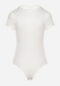 Born2be - Białe Body z Kołnierzykiem i Ozdobnym Supełkiem Timawin. Okazja: na spotkanie biznesowe. Kolor: biały. Materiał: jeans, materiał. Długość rękawa: krótki rękaw. Długość: krótkie. Styl: biznesowy, klasyczny