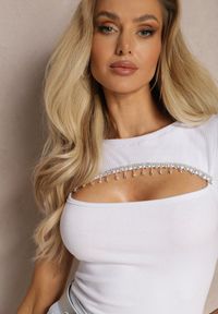 Renee - Biała Bluzka z Bawełny Prążkowana Ozdobiona Cyrkoniami na Wycięciu przy Dekolcie Evandria. Kolor: biały. Materiał: bawełna, prążkowany. Długość: krótkie. Wzór: aplikacja. Sezon: lato