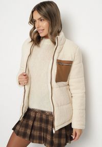 Born2be - Beżowa Futrzana Kurtka Pikowana w Stylu Baranka Olettana. Okazja: na co dzień. Kolor: beżowy. Materiał: futro. Styl: casual #3