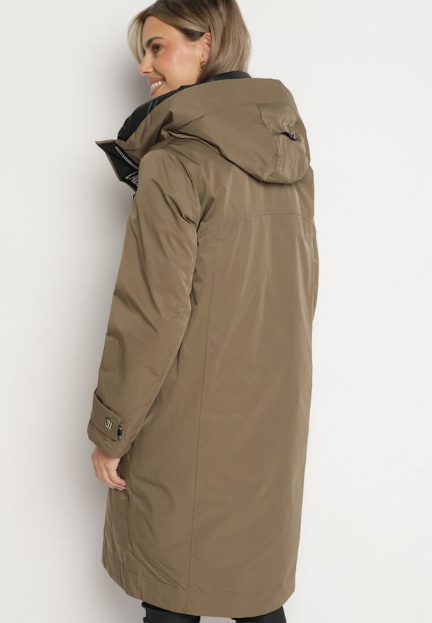 Born2be - Ciemnozielona Pudełkowa Kurtka Typu Parka z Kapturem i Kieszeniami Kaithraea. Typ kołnierza: kaptur. Kolor: zielony. Materiał: jeans. Sezon: zima. Styl: klasyczny, elegancki