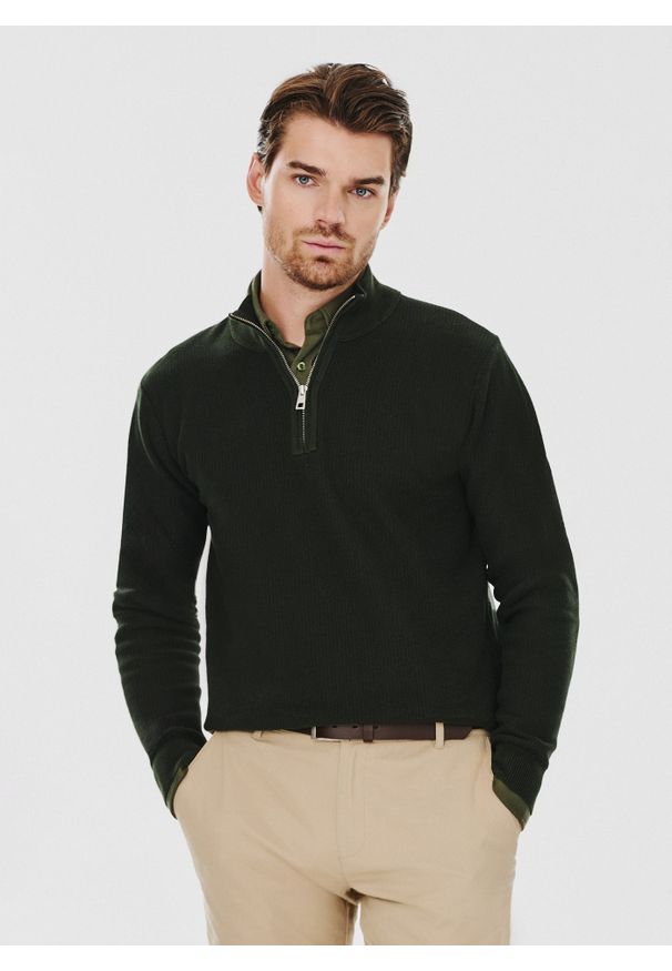 Pako Lorente - PAKO LORENTE – Ciemnozielony sweter męski z bawełny organicznej. Typ kołnierza: kołnierzyk stójkowy. Kolor: zielony. Materiał: bawełna. Sezon: zima, jesień