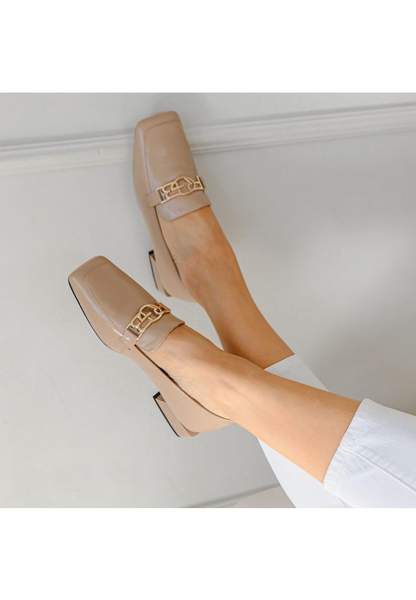 Beżowe skórzane mokasyny damskie DiA 3125. Okazja: na co dzień, na spotkanie biznesowe. Kolor: beżowy. Szerokość cholewki: normalna. Wzór: aplikacja. Materiał: skóra. Sezon: wiosna, lato, jesień. Obcas: na obcasie. Styl: klasyczny, casual, biznesowy, elegancki. Wysokość obcasa: niski