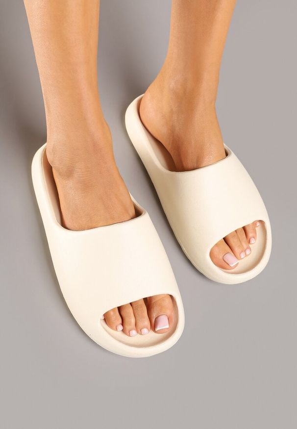 Born2be - Beżowe Klapki z Pianki w Minimalistycznym Stylu Sonalea. Okazja: na co dzień. Kolor: beżowy. Styl: casual