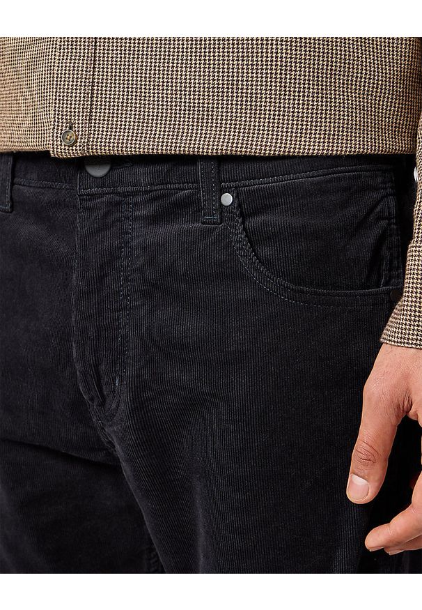 Wrangler - WRANGLER MĘSKIE SPODNIE SZTRUKSOWE GREENSBORO BLACK 112357406 W15Q013729