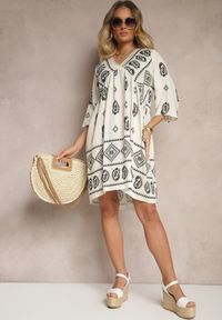 Renee - Czarno-Biała Sukienka z Wiskozy w Stylu Boho Virisna. Okazja: na co dzień, na imprezę, na spacer. Typ kołnierza: dekolt w kształcie V. Kolor: czarny. Materiał: wiskoza. Wzór: aplikacja, kolorowy. Sezon: lato. Styl: boho
