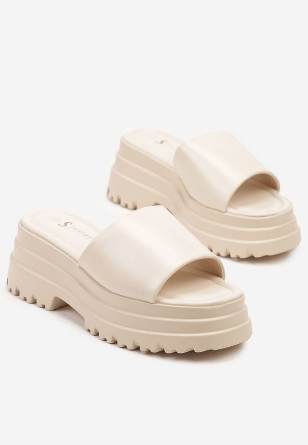 Born2be - Beżowe Klapki na Grubej Podeszwie z Tłoczeniem Fevenne. Okazja: na spacer, na co dzień. Kolor: beżowy. Styl: elegancki, casual