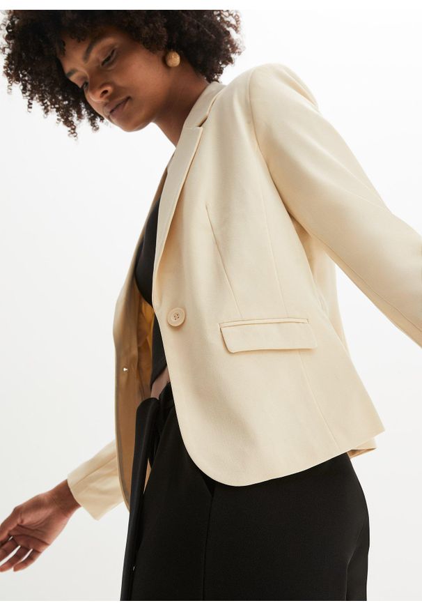bonprix - Krótki żakiet z kieszeniami z patkami. Okazja: na spotkanie biznesowe. Kolor: beżowy. Długość: krótkie. Styl: biznesowy