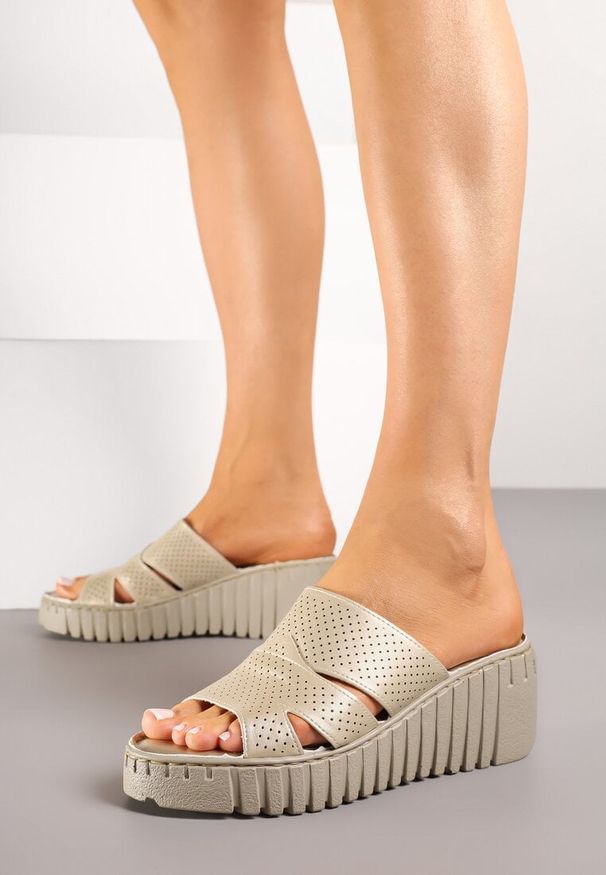 Born2be - Złote Klapki Vices na Koturnie z Perforacją Sarvelina. Okazja: na co dzień. Kolor: złoty. Materiał: materiał. Obcas: na koturnie. Styl: elegancki, casual