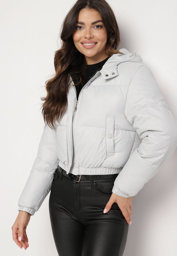 Born2be - Jasnoszara Kurtka Pikowana o Krótkim Fasonie z Kapturem Tinthella. Okazja: na spacer, na co dzień. Typ kołnierza: kaptur. Kolor: szary. Materiał: jeans. Długość: krótkie. Wzór: aplikacja. Styl: casual, elegancki