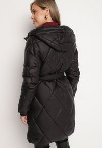 Born2be - Czarna Kurtka Pikowana o Długim Fasonie z Paskiem w Talii i Kapturem Zalinka. Okazja: na co dzień. Kolor: czarny. Materiał: jeans. Długość: długie. Styl: klasyczny, casual, elegancki #7