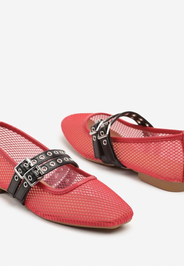 Born2be - Czerwone Balerinki z Siateczkową Cholewką i Paskami w Rockowym Stylu Korlevia. Okazja: na co dzień. Zapięcie: pasek. Kolor: czerwony. Materiał: jeans, skóra. Szerokość cholewki: normalna. Styl: rockowy