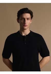 Reserved - Koszulka polo z wiskozą CIRCULOSE® - czarny. Typ kołnierza: polo. Kolor: czarny. Materiał: wiskoza #1