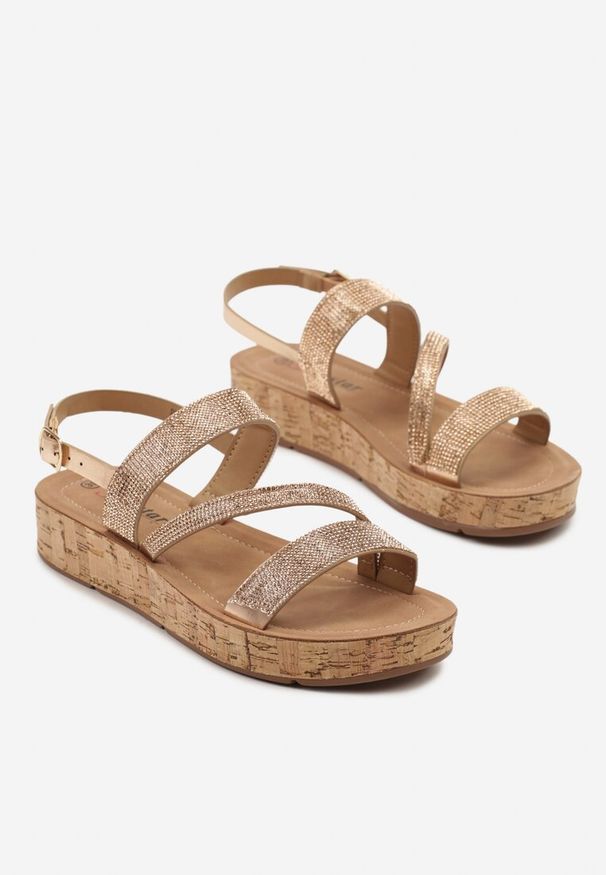 Born2be - Szampańskie Sandały na Grubej Podeszwie z Cyrkoniami i Sprzączką Selauri. Okazja: na co dzień. Zapięcie: sprzączka. Kolor: złoty. Styl: casual, elegancki