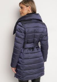 Born2be - Granatowa Kurtka Pikowana Nikessa. Typ kołnierza: bez kaptura. Kolor: niebieski. Materiał: tkanina, materiał. Długość: długie. Wzór: aplikacja #5