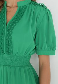 Born2be - Zielona Rozkloszowana Sukienka Mini z Gumkami w Pasie z Koronkowymi Wstawkami Dalera. Kolor: zielony. Materiał: koronka. Sezon: wiosna, lato. Długość: mini #2