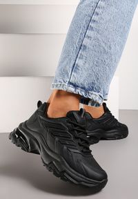 Renee - Czarne Sneakersy na Niskiej Platformie z Ozdobnymi Wstawkami na Cholewce Amrogia. Kolor: czarny. Szerokość cholewki: normalna. Obcas: na platformie #3
